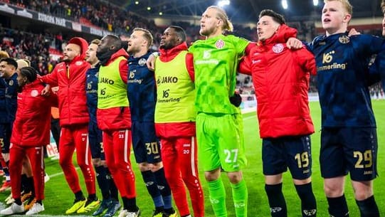 Die Mainzer Spieler bedanken sich nach dem Spiel gegen Freiburg bei den Fans für die Unterstützung.