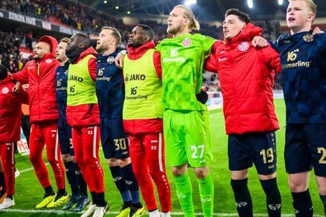 Die Mainzer Spieler bedanken sich nach dem Spiel gegen Freiburg bei den Fans für die Unterstützung.