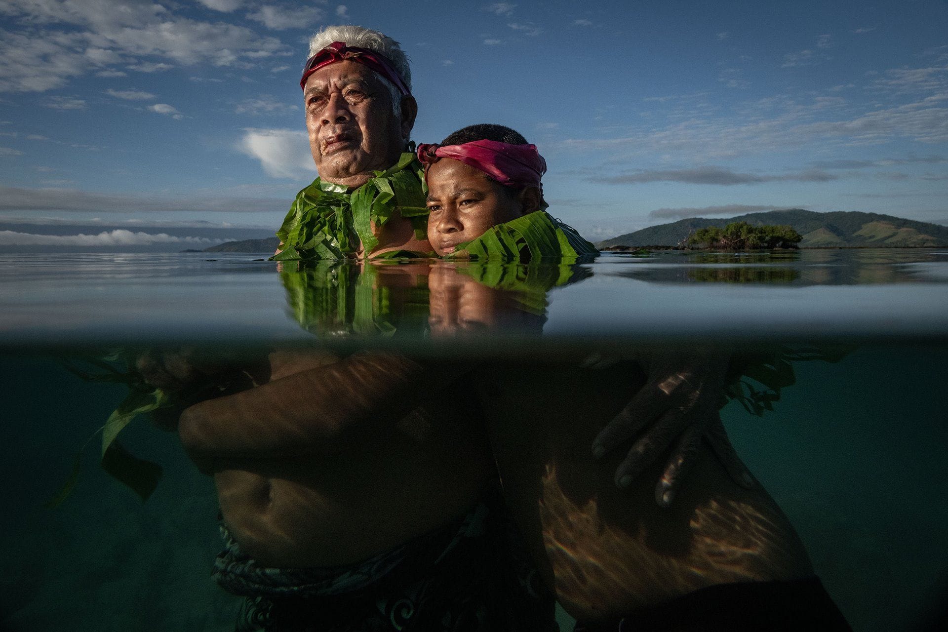 Folgen des Klimawandels: Der 72-jährige Lotomau Fiafia und sein Enkel stehen auf der Fidschi-Insel Kioa genau da, wo die Küstenlinie verlief, als Fiafia ein Kind war.