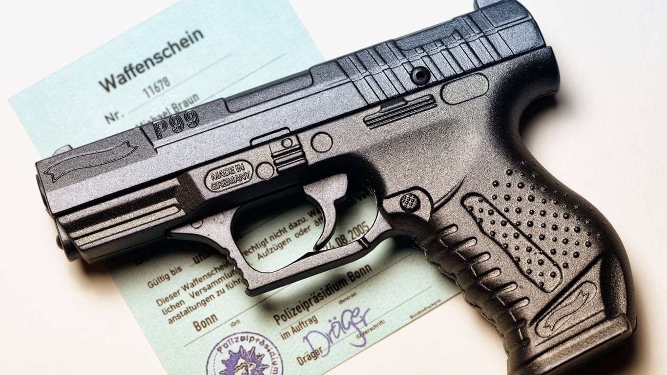 Selbstladepistole mit Waffenschein (Symbolbild): Auch ungefähr 400 Reichsbürger sollen über einen Waffenschein verfügen.
