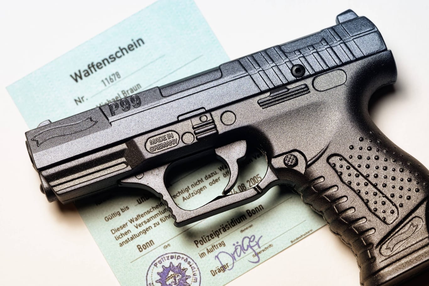 Selbstladepistole mit Waffenschein (Symbolbild): Auch ungefähr 400 Reichsbürger sollen über einen Waffenschein verfügen.