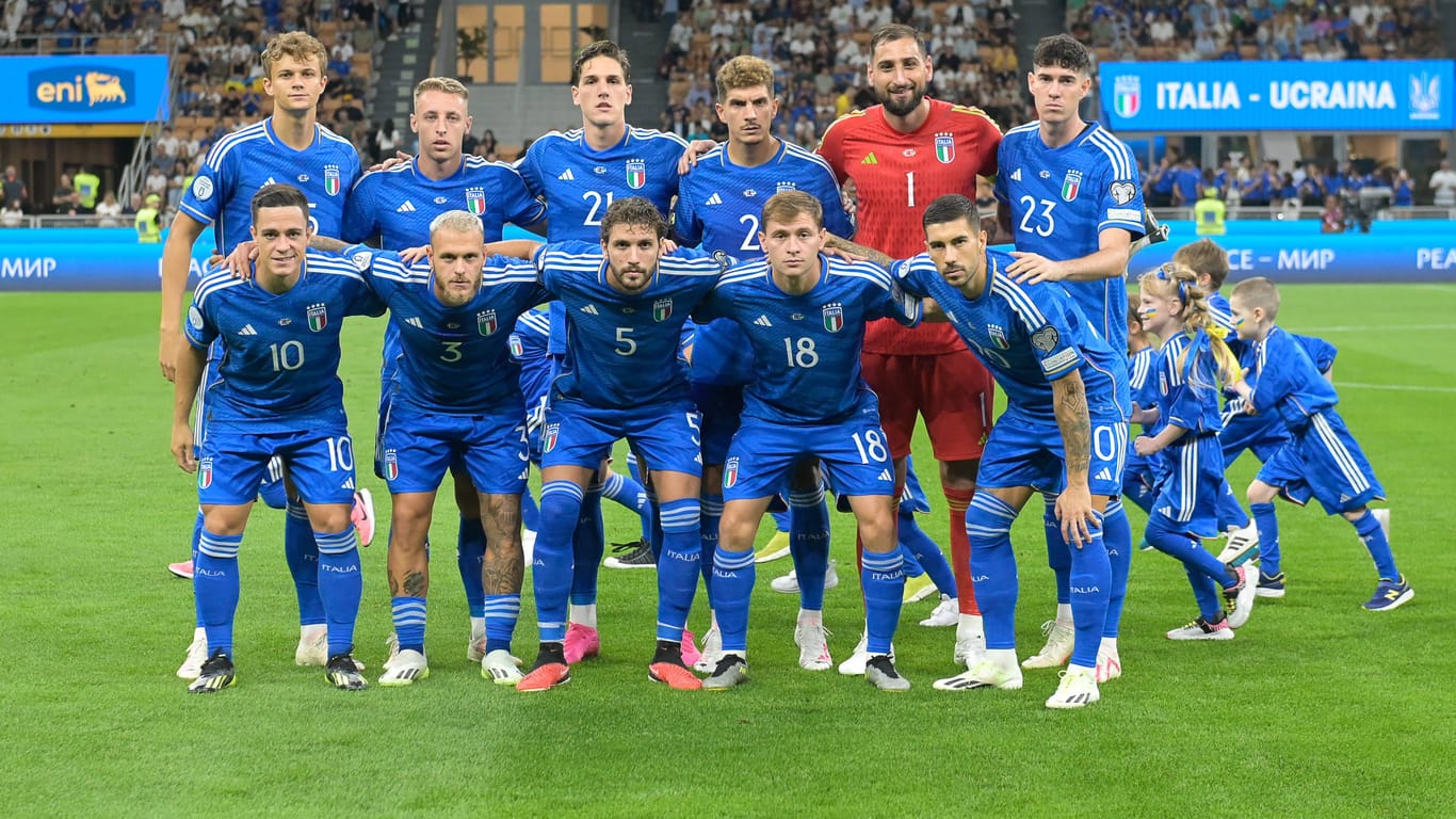 Die italienische Nationalmannschaft beim Teamfoto: Die "Squadra Azzurra" ist der Titelverteidiger des Turniers. (Quelle: IMAGO/All Shot Live/imago)