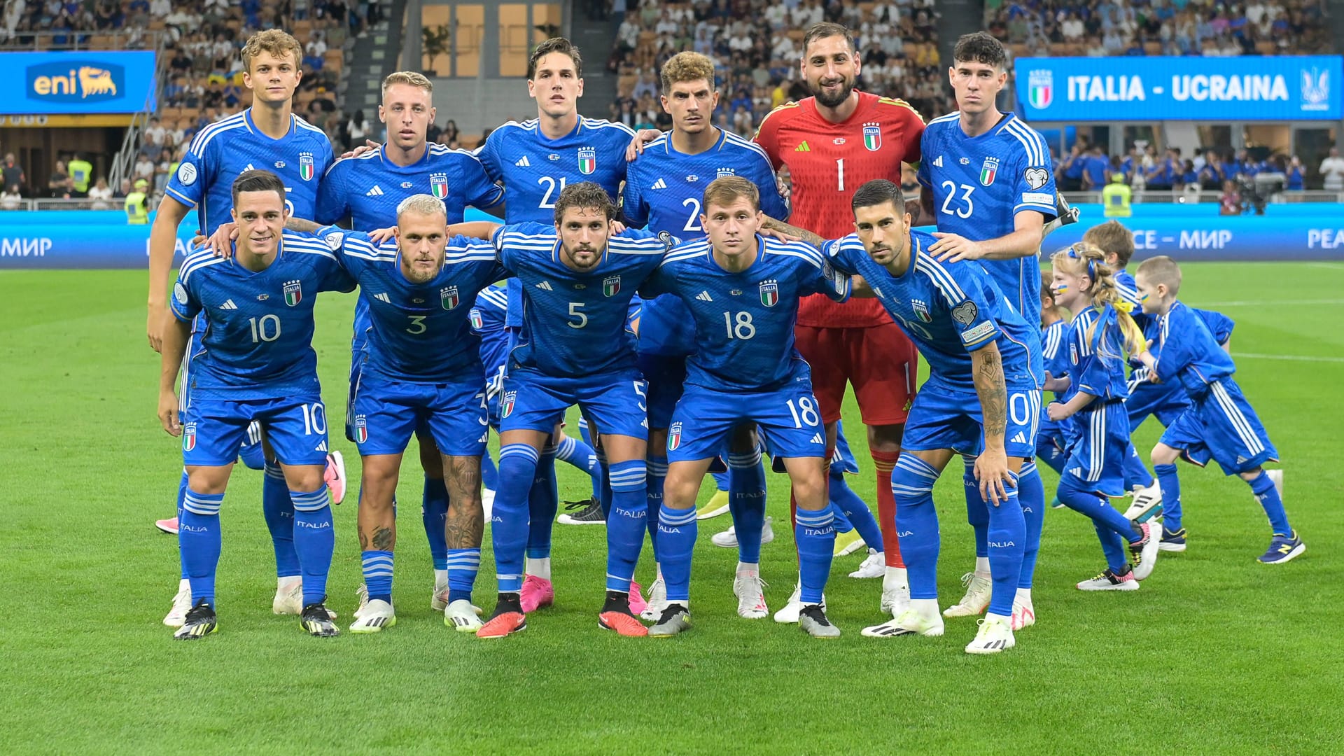 Die italienische Nationalmannschaft beim Teamfoto: Die "Squadra Azzurra" ist der Titelverteidiger des Turniers. (Quelle: IMAGO/All Shot Live/imago)