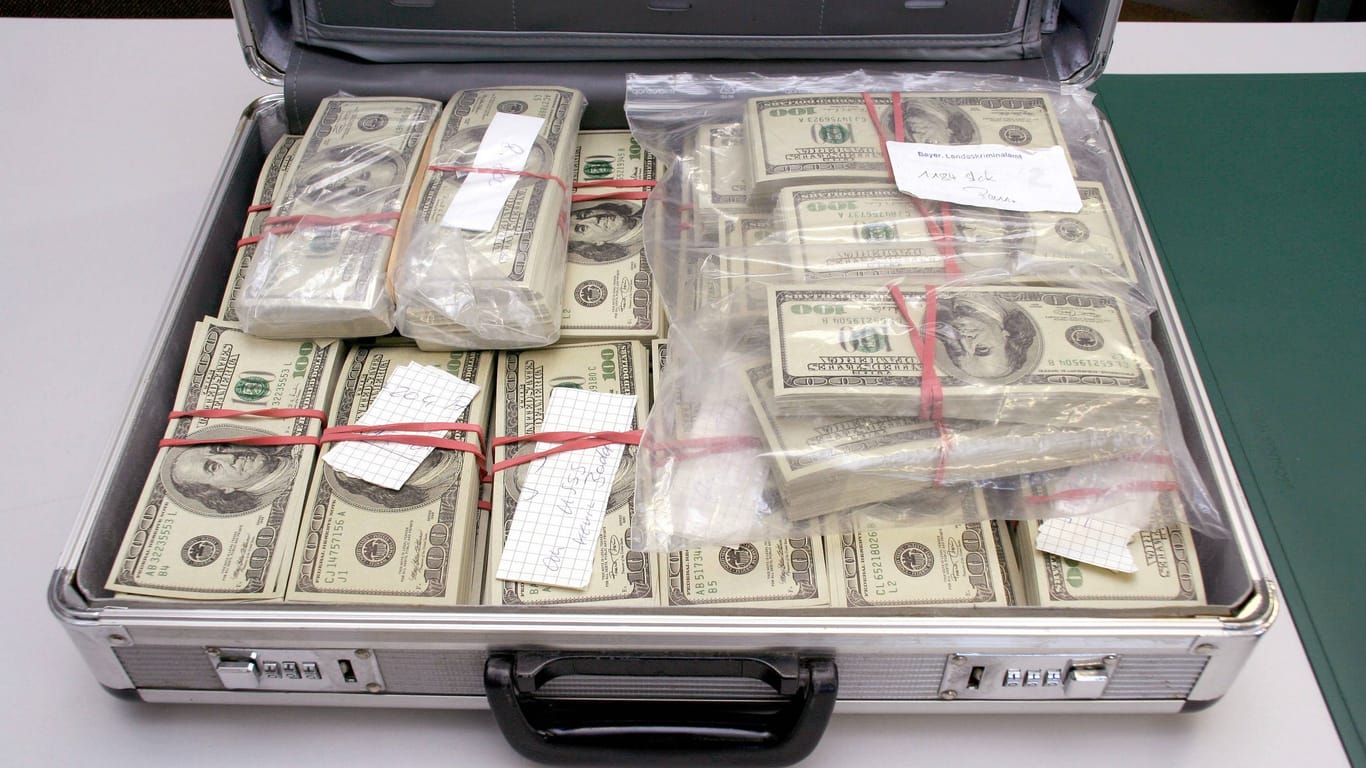 Koffer mit gefälschten Dollarscheinen (Symbolbild): Bei dem beschlagnahmten Geld handelt es sich um sogenannte Movie Money.