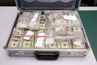 Koffer mit gefälschten Dollarscheinen (Symbolbild): Bei dem beschlagnahmten Geld handelt es sich um sogenannte Movie Money.