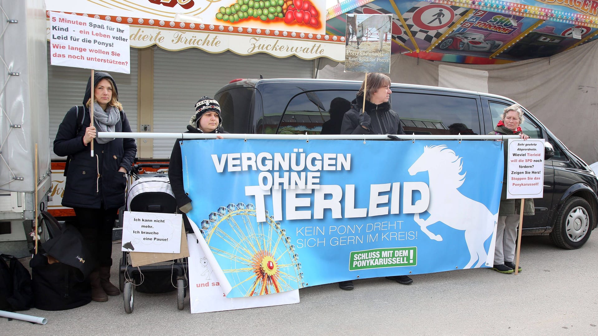 Protest gegen das Ponykarussell auf dem Hamburger Dom (Archivbild): Seit 2019 findet es nicht mehr auf dem Heiligengeistfeld statt – könnte aber jederzeit zurückkehren.