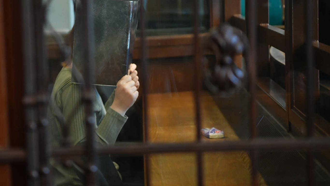 Eine Frau sitzt im Kriminalgericht Moabit (Archivbild): Der 42-jährigen Frau wird Totschlag sowie Tötung auf Verlangen vorgeworfen