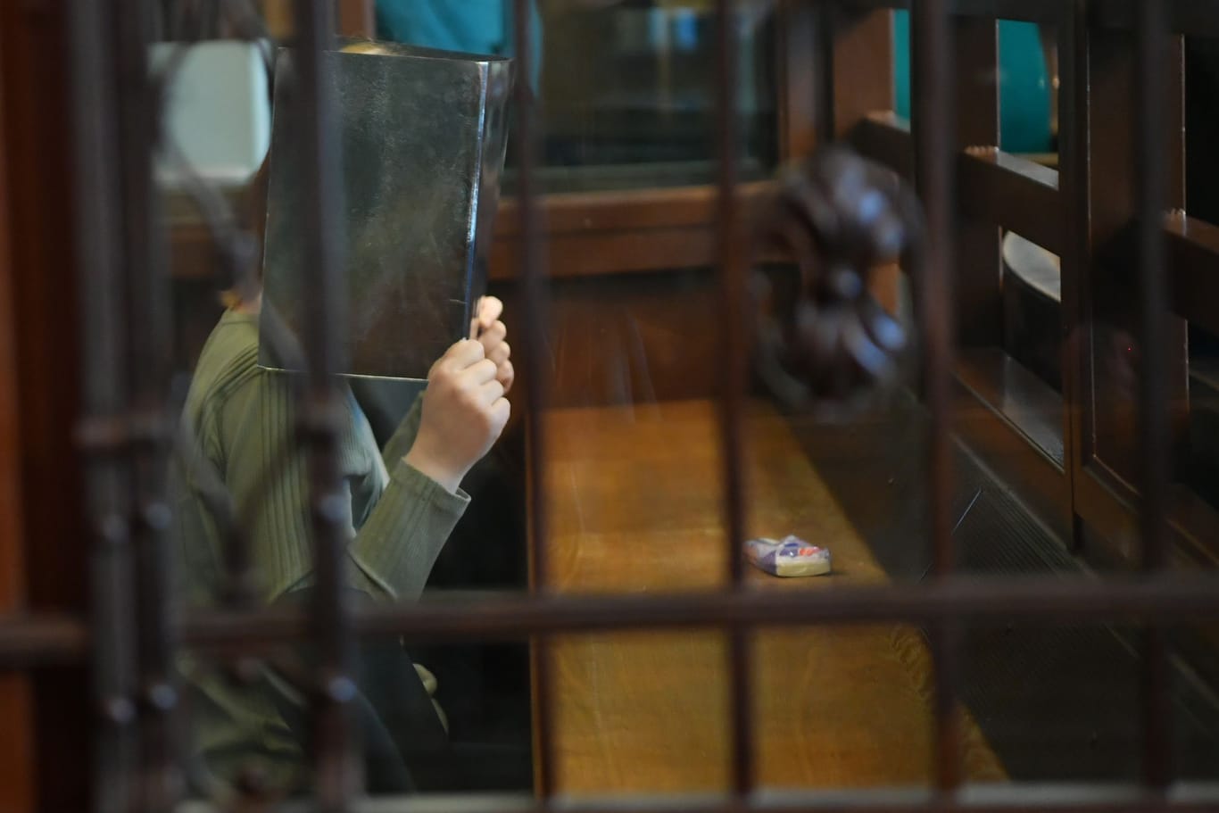 Eine Frau sitzt im Kriminalgericht Moabit (Archivbild): Der 42-jährigen Frau wird Totschlag sowie Tötung auf Verlangen vorgeworfen