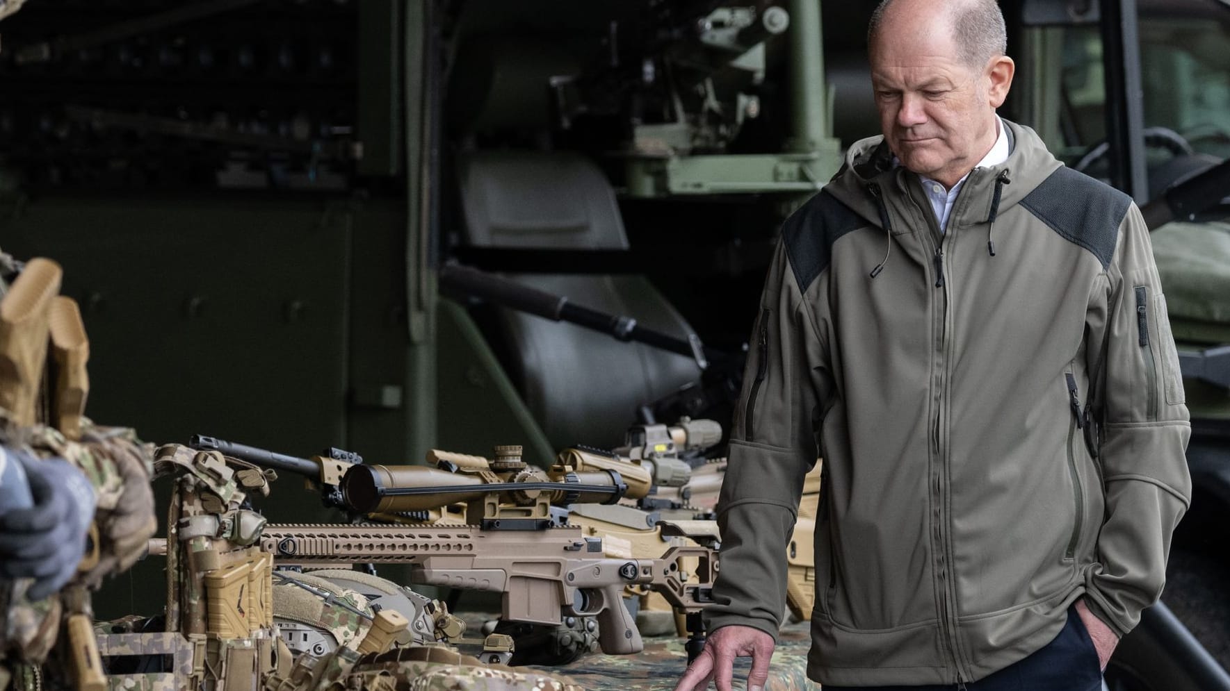 Bundeskanzler Olaf Scholz (SPD) hat nach Beginn der russischen Invasion in der Ukraine eine Zeitenwende in Deutschland angekündigt: Doch die Umsetzung läuft bislang eher langsam.