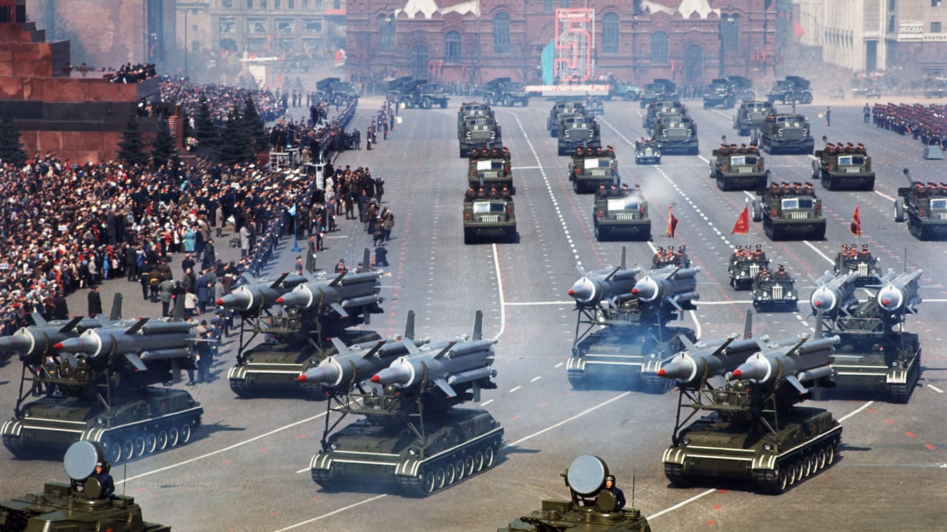 Machtdemonstration 1967 in Moskau: USA und Sowjetunion baute riesige Atomwaffenarsenale auf.