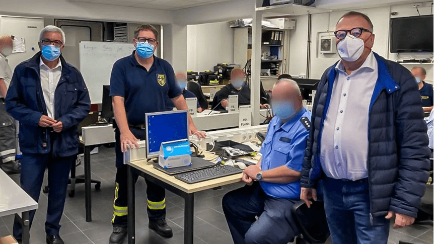 Flutnacht: Der damalige Landrat Jürgen Pföhler (rechts) war nur zu einem Fototermin mit dem damaligen Innenminister Roger Lewentz (links) in der Einsatzzentrale.