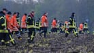 Feuerwehrleute laufen über einen Acker bei Bremervörde. Von einem vermissten sechs Jahre alten Jungen aus dem niedersächsischen Bremervörde fehlt noch immer jede Spur.