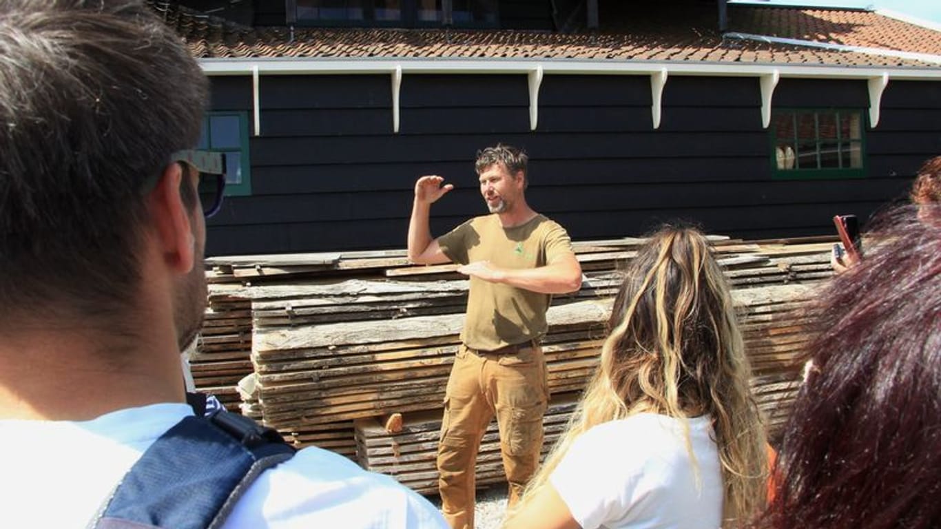 Windmüller Tim Doeves erklärt Besuchern die Holzsägemühle Het Jonge Schaap, die 2007 wieder aufgebaut wurde.