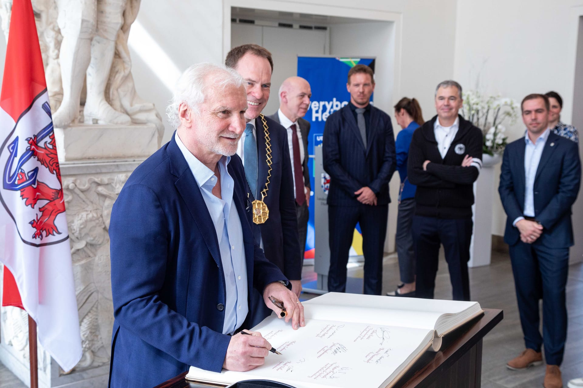 Rudi Völler, der zwei weitere Jahre DFB-Sportdirektor bleibt, bei seiner Unterschrift im Goldenen Buch der Stadt Düsseldorf.