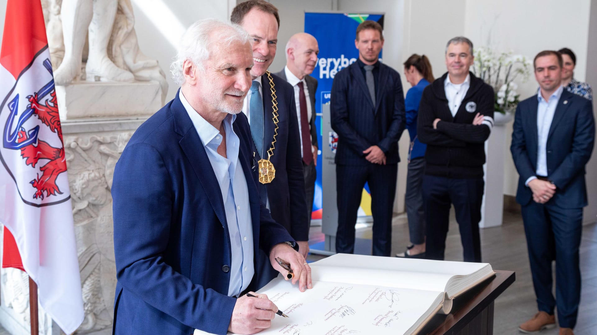 Rudi Völler, der zwei weitere Jahre DFB-Sportdirektor bleibt, bei seiner Unterschrift im Goldenen Buch der Stadt Düsseldorf.