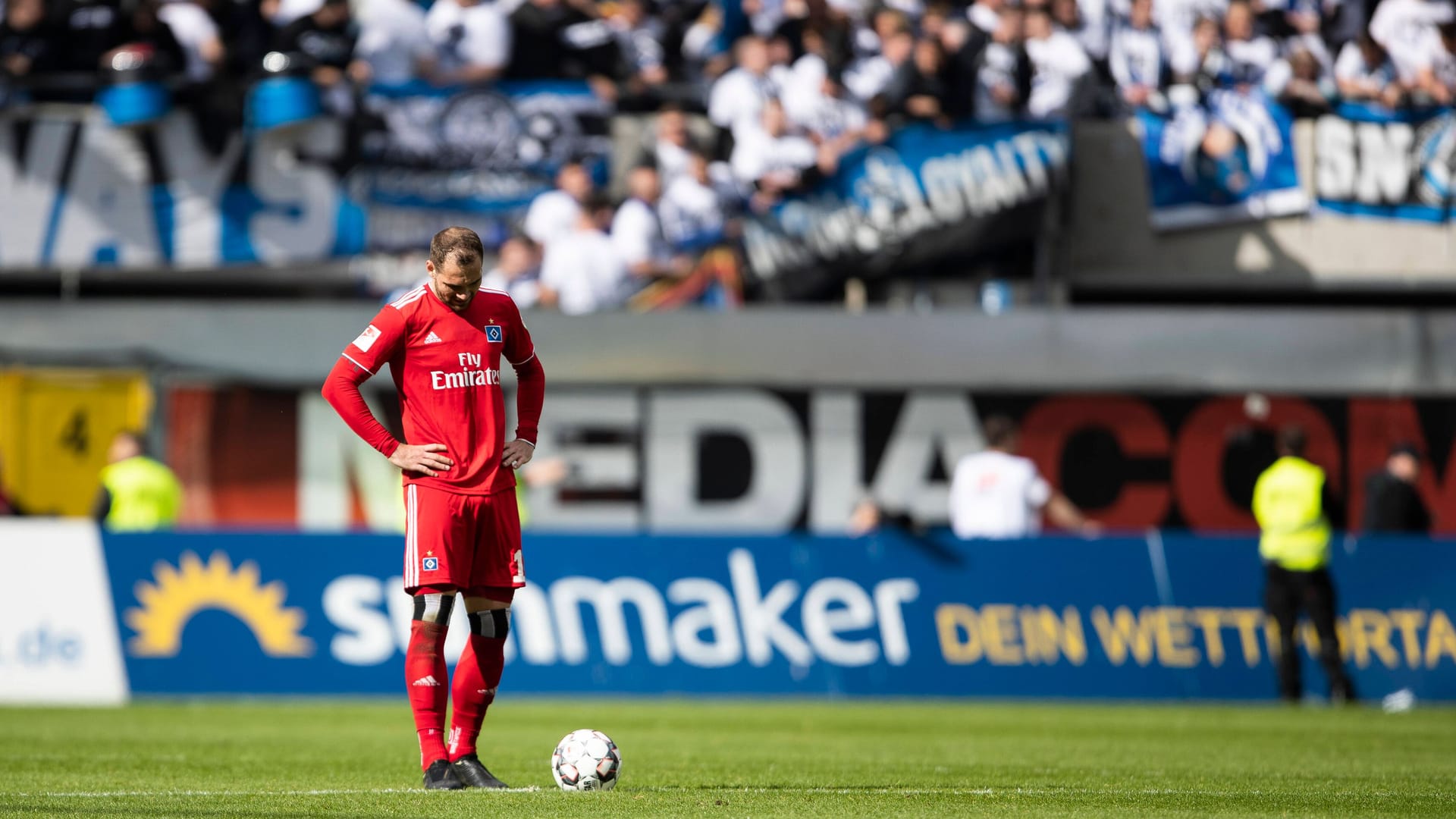 Pierre-Michel Lasogga steht frustriert vor den HSV-Fans: 2019 verspielen die Hamburger den Aufstieg am 33. Spieltag in Paderborn.