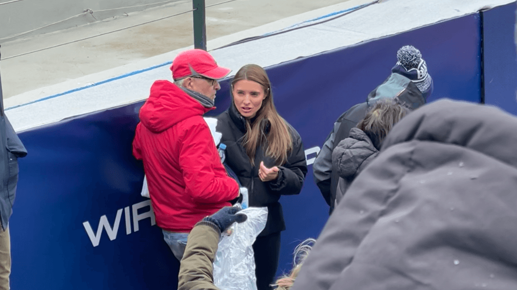 Mit von der Partie: Sophia Thomalla findet sich wenige Minuten vor Spielbeginn am Center Court ein.