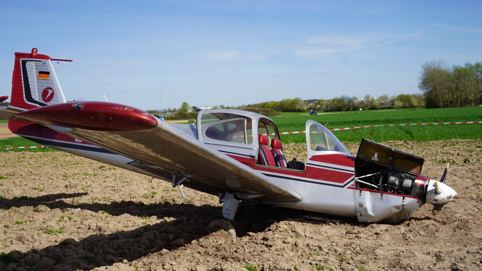 Am Samstagnachmittag (06.04.2024) ist ein Kleinflugzeug in der Nähe des Herzogenauracher Flugplatzes abgestürzt. Nach ersten Informationen des Pressesprechers der Feuerwehr am Unglücksort startete der Pilot mit seinem Kleinflugzeug am Flugplatz und rund einen Kilometer entfernt kam es dann zu dem Unfall. Die Hintergründe, wie sich das Unglück zugetragen hat, sind noch nicht bekannt. Jedoch hatten der Pilot, er trug leichte Verletzungen davon und ein weiterer Insasse, er blieb unverletzt, großes Glück im Unglück. Redaktioneller Hinweis: Privatpersonen bitte pixeln!