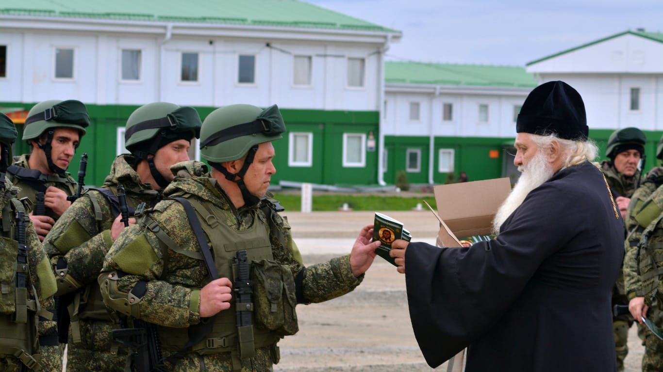 Religiöser Beistand für russische Rekruten bei einer Übung: "Um tiefer ins ukrainische Hinterland vorzustoßen, braucht Putin eine größere Streitmacht."