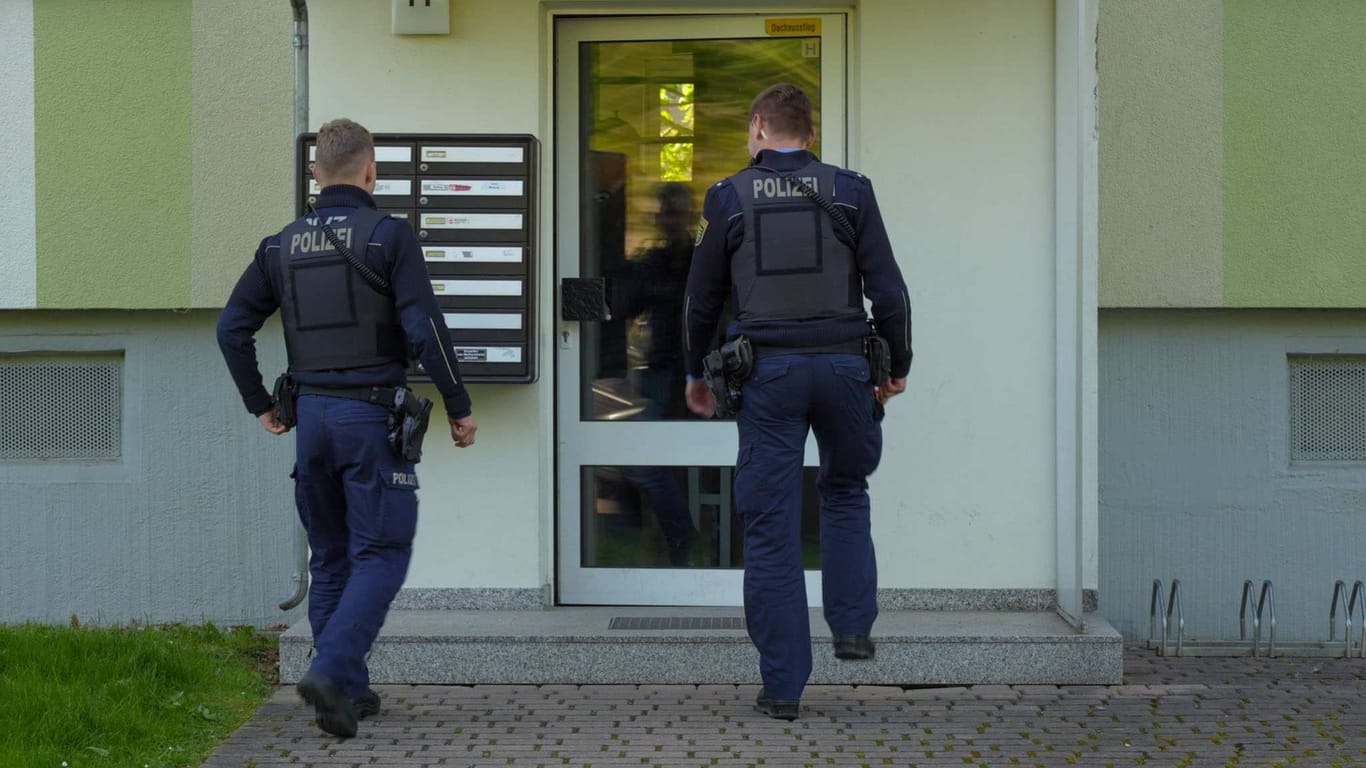 Polizeieinsatz an G.s Privatadresse in Dresden: t-online hatte unter anderem Zahlungen aus China an sein enges privates Umfeld aufgedeckt.