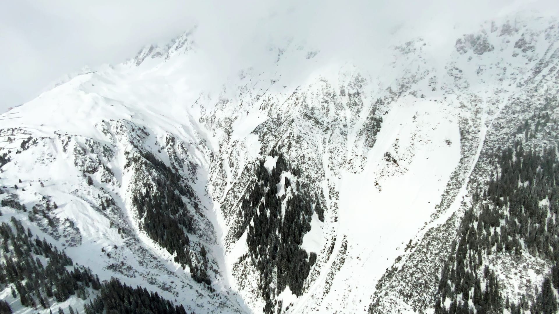 Blick auf einen Lawinenabgang in St. Anton (Archivbild): Zwei Männer aus Bayern wurden von Lawinen erfasst.