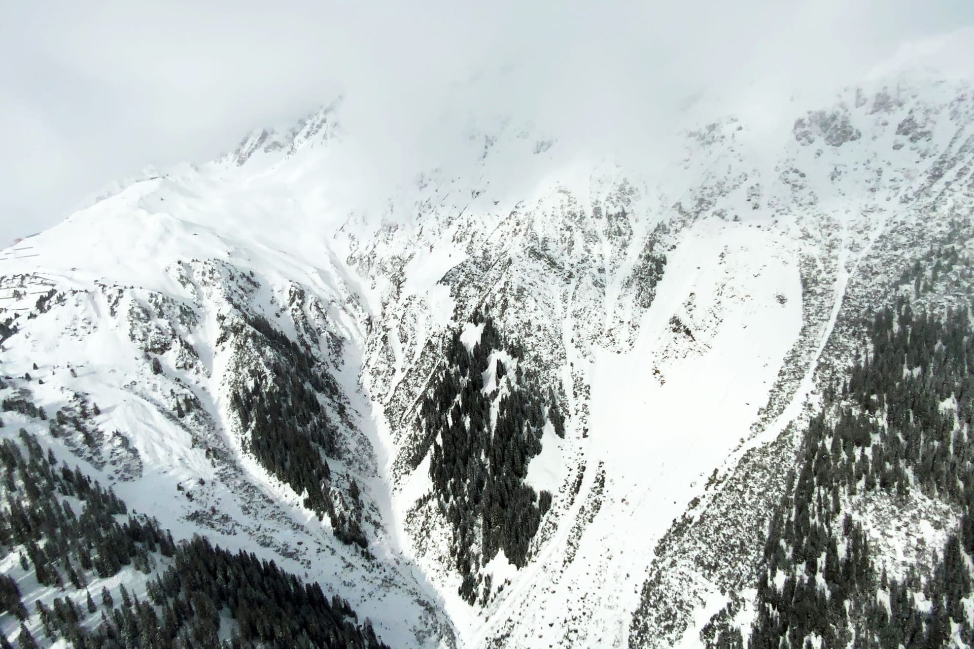 Blick auf einen Lawinenabgang in St. Anton (Archivbild): Zwei Männer aus Bayern wurden von Lawinen erfasst.