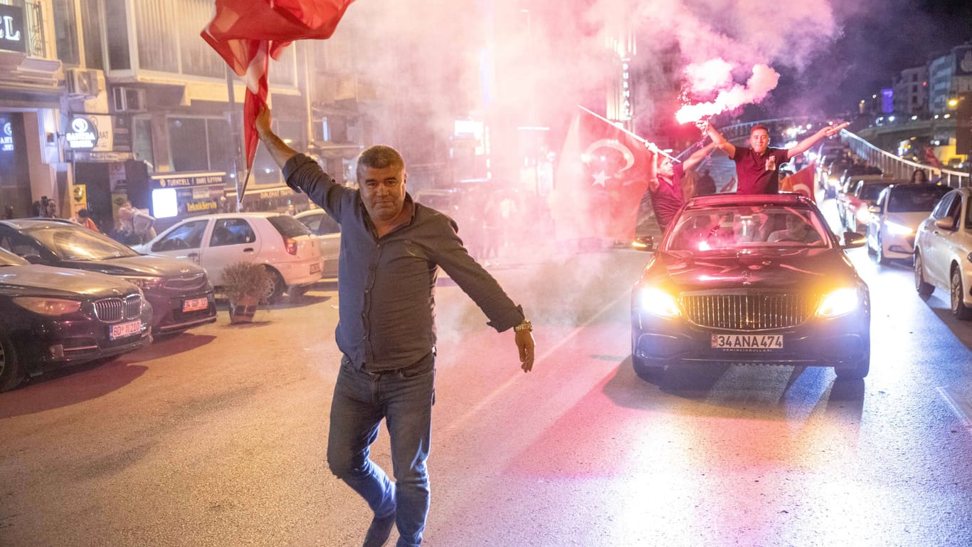 In Istanbul feiern die Anhänger der Oppositionspartei CHP die Wiederwahl Ekrem Imamoglus als Bürgermeister der Stadt.