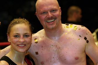 Regina Halmich und Stefan Raab: Die Boxerin und der Moderator standen schon zwei Mal gemeinsam im Ring.