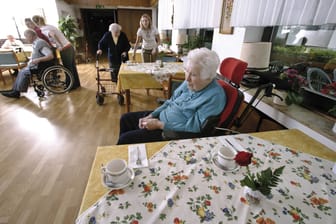 Bewohner eines Seniorenheims werden in den Speisesaal gebracht (Symbolbild): In Salzburg kam es zu einer unschönen Szene.