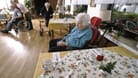 Bewohner eines Seniorenheims werden in den Speisesaal gebracht (Symbolbild): In Salzburg kam es zu einer unschönen Szene.