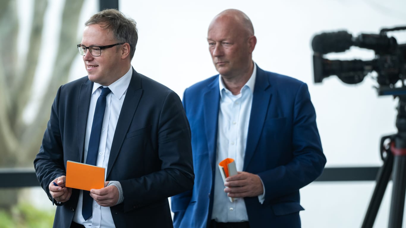 Voigt mit dem FDP-Politiker Thomas Kemmerich (r.). Kemmerich löste im Jahr 2020 eine Regierungskrise in Thüringen aus.