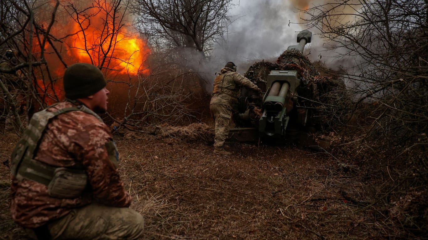 Russland und die Ukraine liefern sich vor allem im Ostend es Landes erbitterte Kenntnis: Die ukrainische Armee muss aufgrund von Munitionsmangel Stellungen aufgeben.