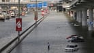Überschwemmungen in Dubai: Nach den heftigen Regenfällen kommen Verschwörungstheorien auf.