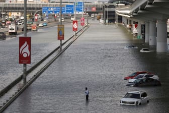 Überschwemmungen in Dubai: Nach den heftigen Regenfällen kommen Verschwörungstheorien auf.