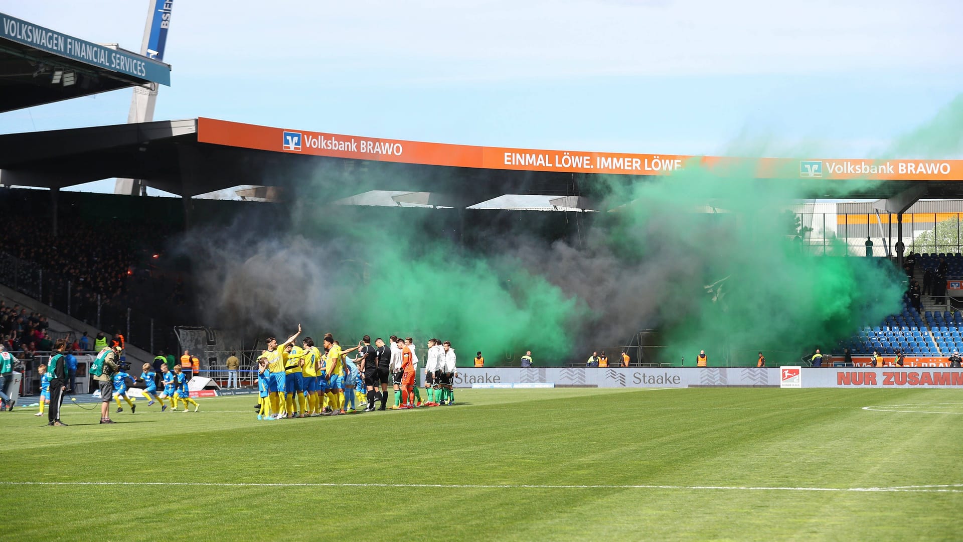 Hannover-Fans zünden Pyro in Braunschweig: In der nächsten Saison sollen keine Gästefans beim Derby erlaubt sein.