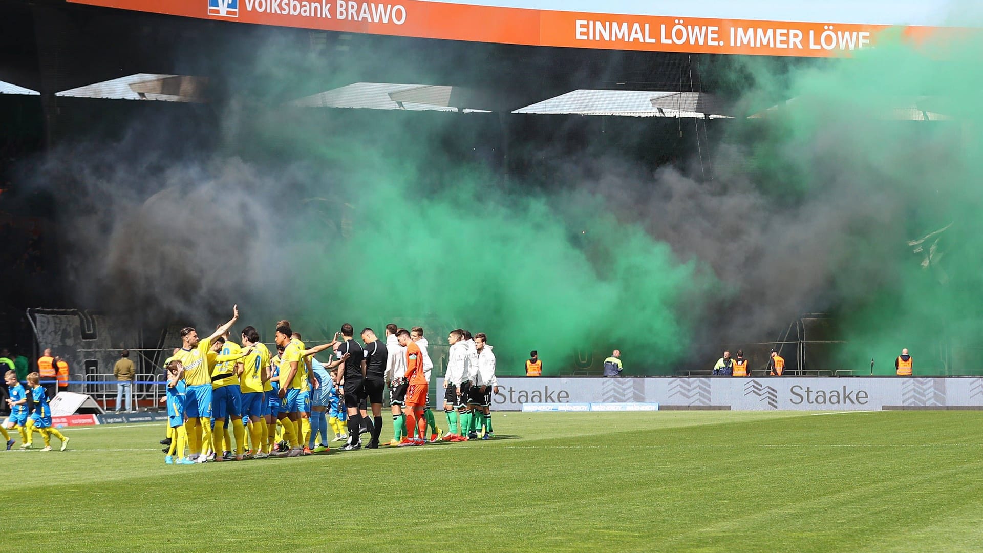 Hannover-Fans zünden Pyro in Braunschweig: In der nächsten Saison sollen keine Gästefans beim Derby erlaubt sein.