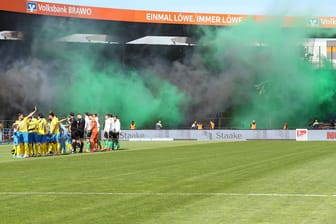 Hannover-Fans zünden Pyro in Braunschweig: In der nächsten Saison sollen keine Gästefans beim Derby erlaubt sein.