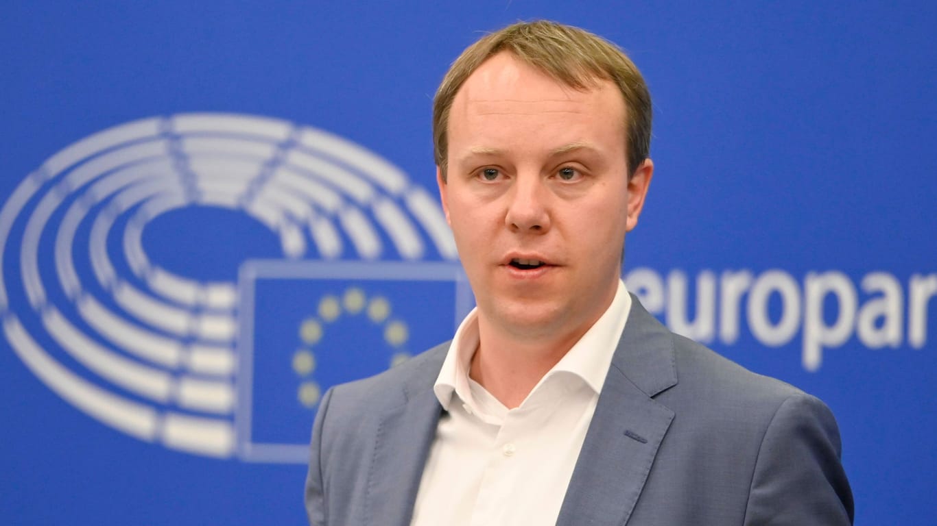 Der Europaabgeordnete Daniel Freund (Grüne) fordert von Strack-Zimmermann die Offenlegung ihrer Lobbytreffen.