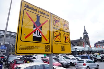 Auf dem Hachmannplatz und dem Heidi-Kabel-Platz gilt ab sofort ein Alkoholkonsumverbot.