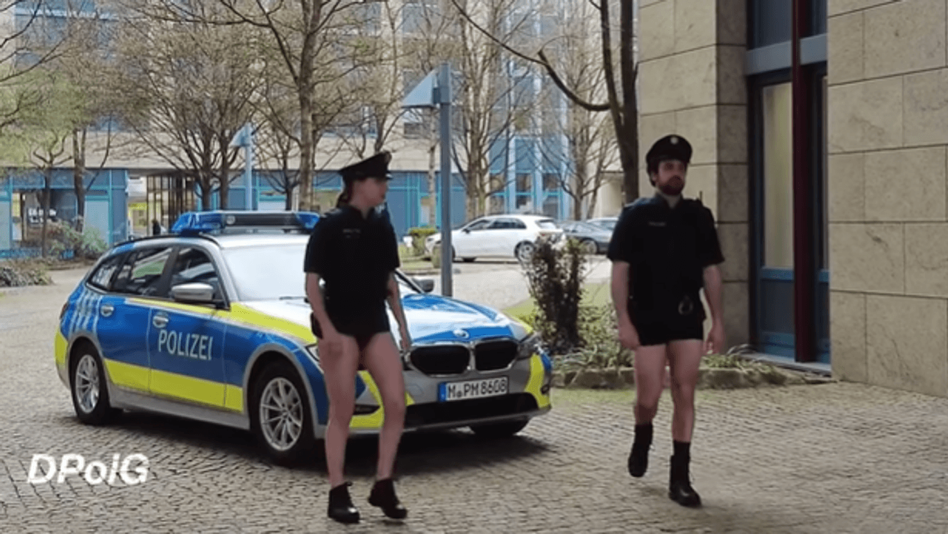 Auf Streife in Unterhose: Die bayerische Polizeigewerkschaft spricht mit diesem Video ein Problem der Ermittler an.
