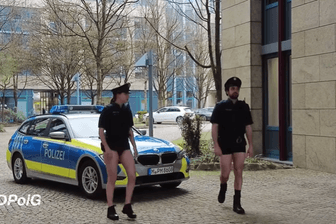 Auf Streife in Unterhose: Die bayerische Polizeigewerkschaft spricht mit diesem Video ein Problem der Ermittler an.