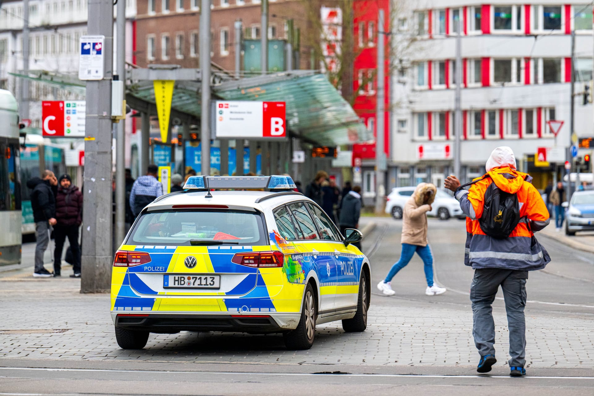 Ein Einsatzfahrzeug der Polizei Bremen (Symbolbild): Einsatzkräfte fanden den Mann in einem Gebüsch.