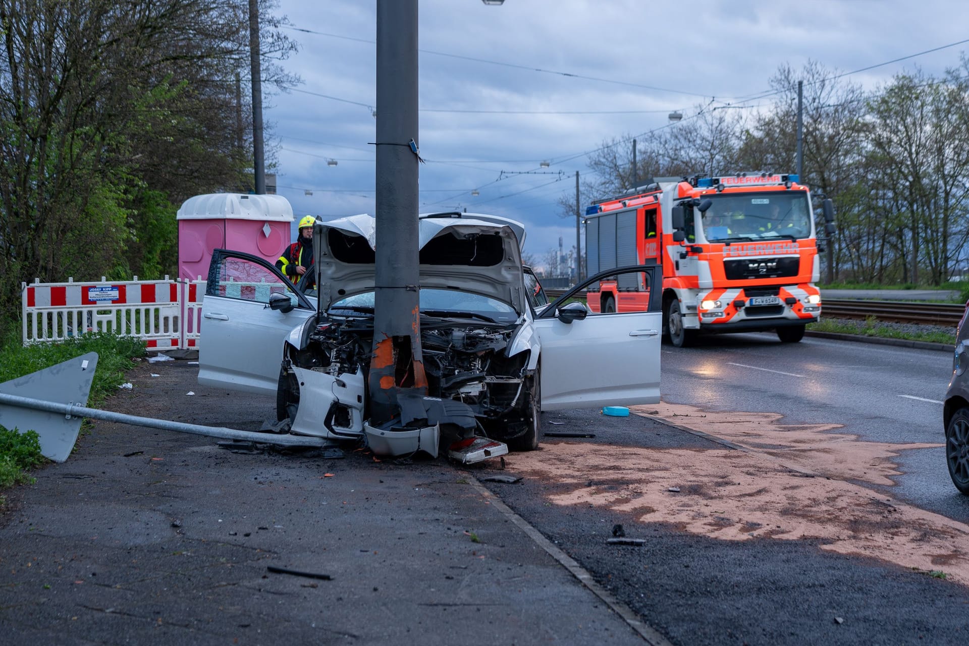 Das Auto fuhr frontal gegen die Laterne: Drei der vier Insassen wurden bei dem Unfall schwer verletzt.