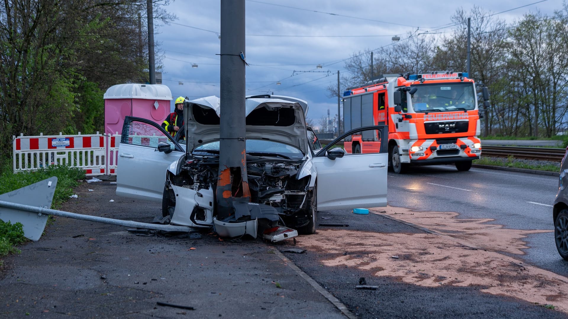 Das Auto fuhr frontal gegen die Laterne: Drei der vier Insassen wurden bei dem Unfall schwer verletzt.