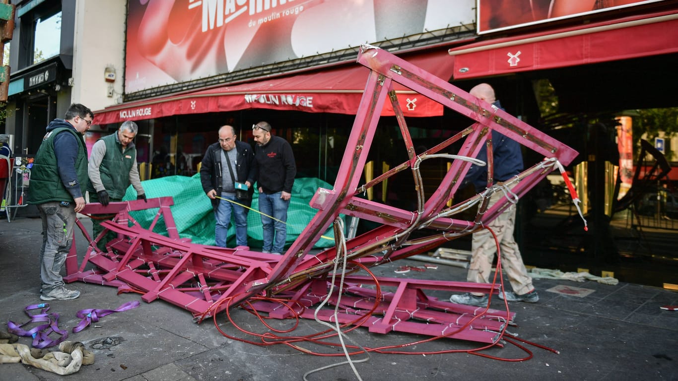 Moulin Rouge Windmühlenräder: Der Kult-Etablissement hat sein Wahrzeichen verloren.
