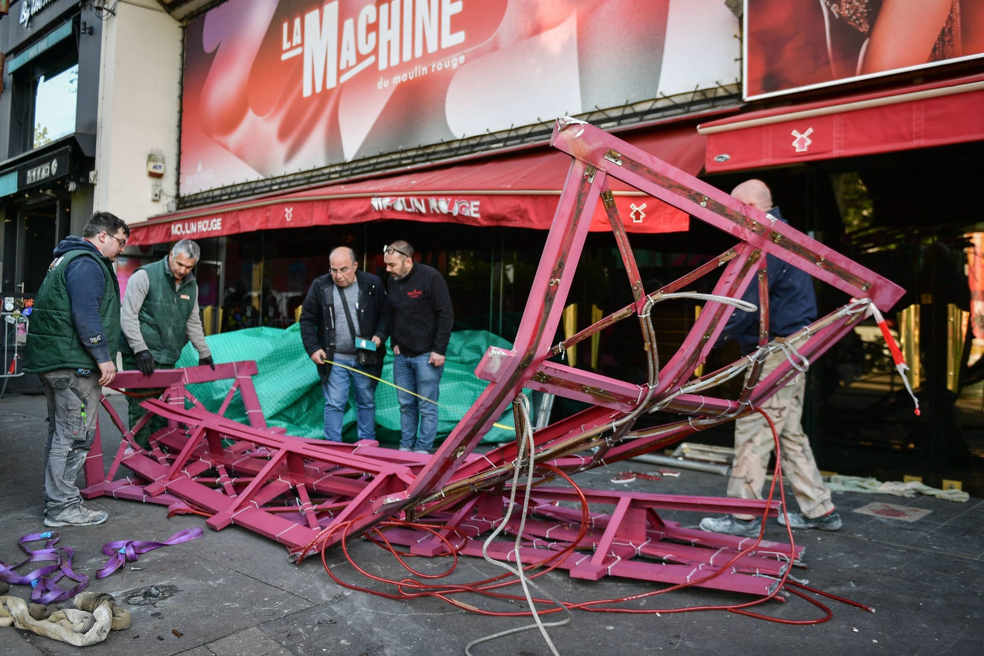 Moulin Rouge Windmühlenräder: Der Kult-Etablissement hat sein Wahrzeichen verloren.