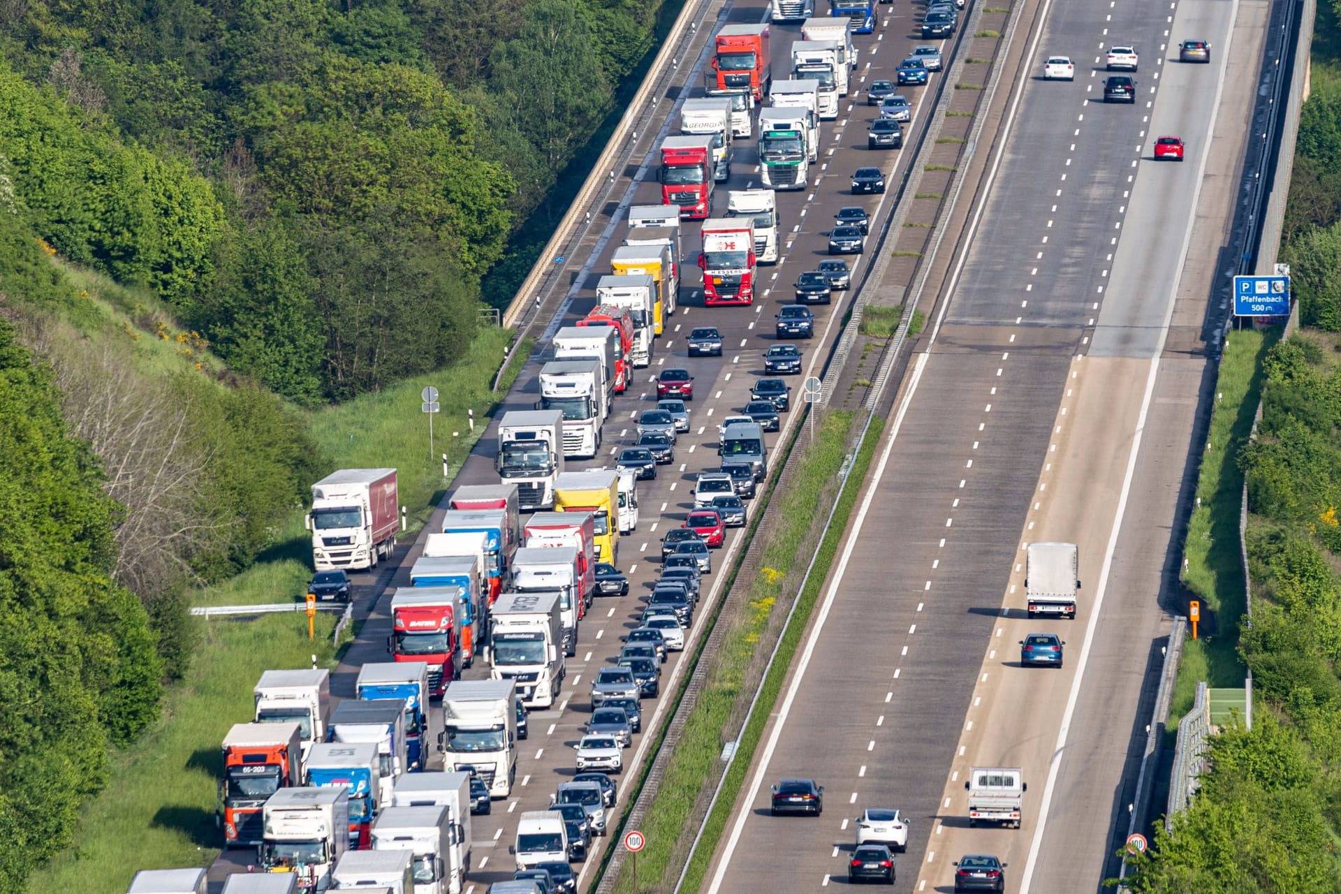 Stau auf der A3 (Symbolfoto): Im Mai dürfte es auf mehreren Straßen NRWs voll werden.