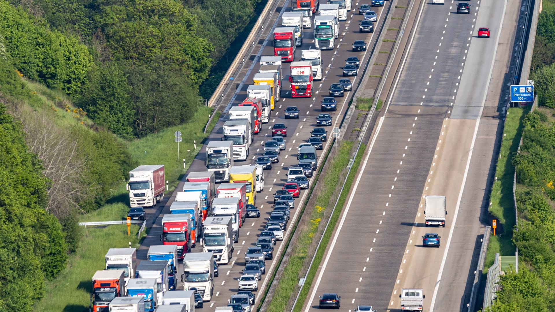 Stau auf der A3 (Symbolfoto): Im Mai dürfte es auf mehreren Straßen NRWs voll werden.