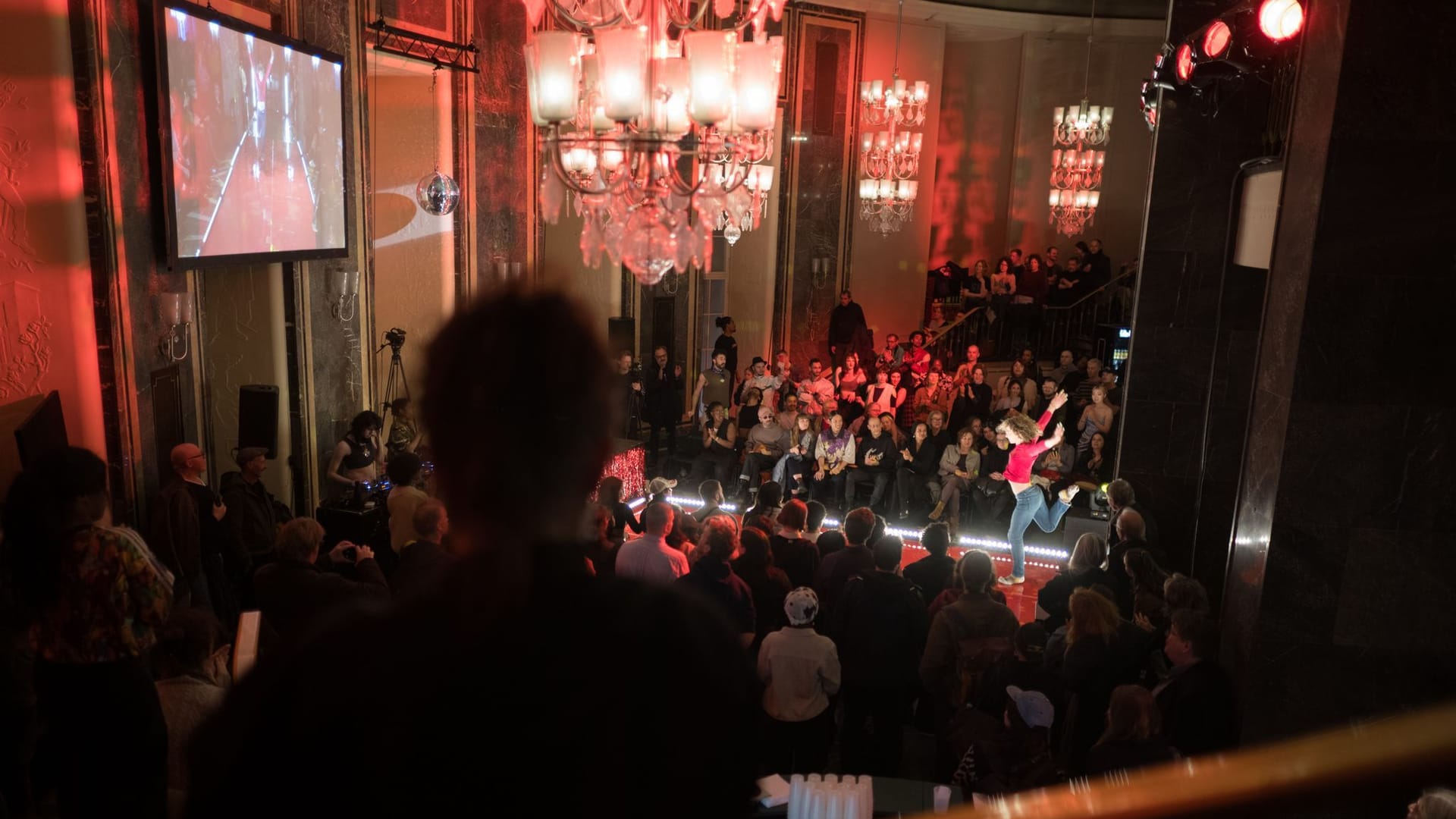 Besucher nehmen vor der Gedenkfeier der Berliner Volksbühne teil.