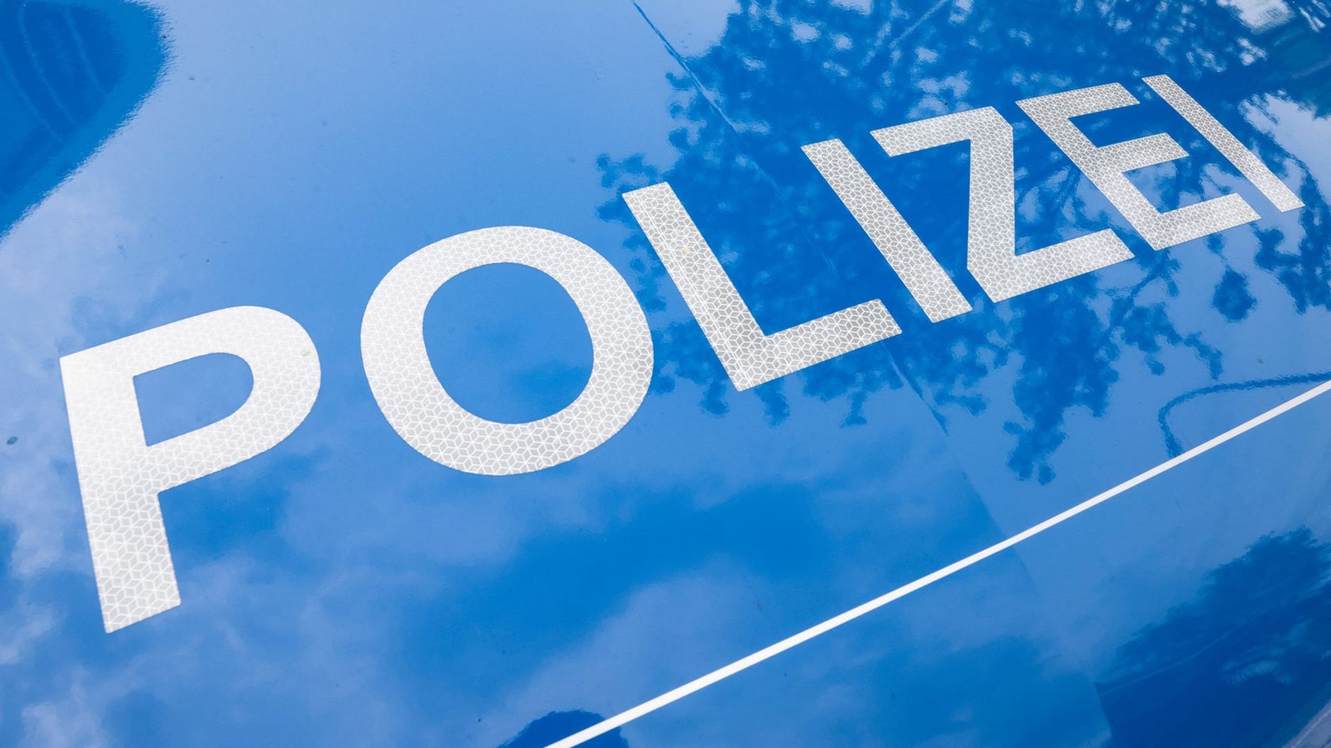 Streifenwagen der Polizei (Archivbild): Ein 19-Jähriger sorgte dafür, dass eine Verkehrskontrolle zu einer Verfolgungsjagd wurde.